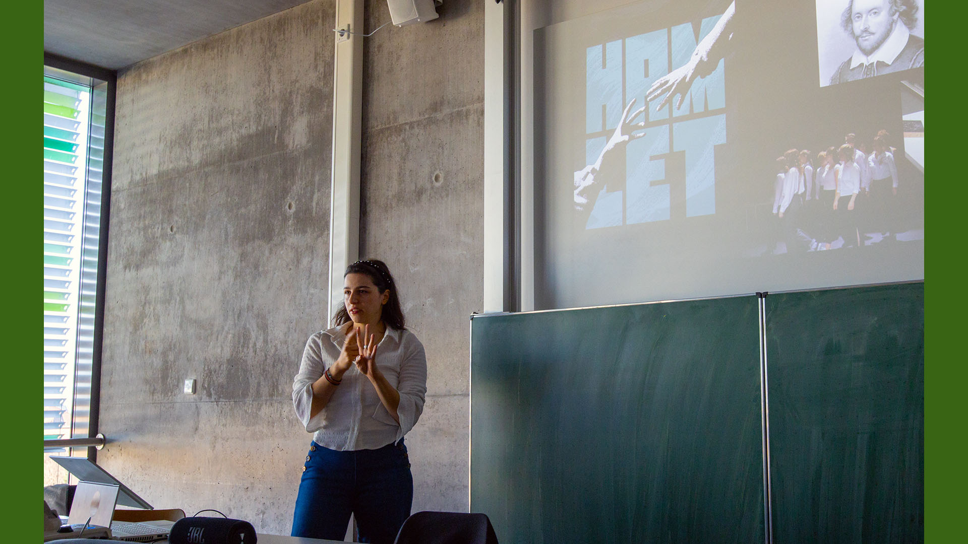 Marina beim Präsentieren