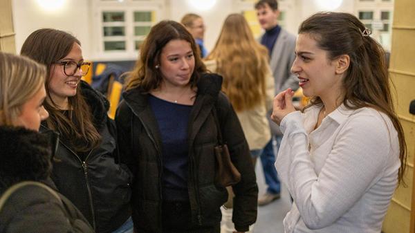 "Hamlet" (UniTheater KA): Deutschkurs erhält Besuch von ehem. Abiturientin und besucht die Inszenierung